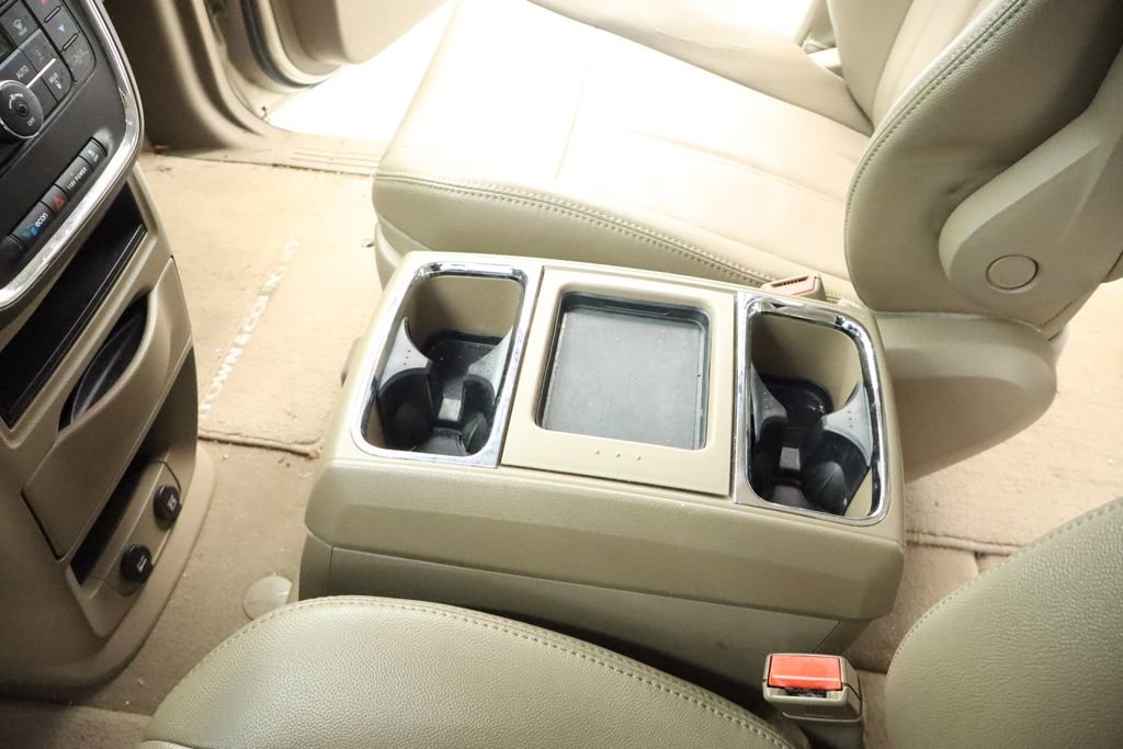 Used 2014 Chrysler Town & Country Touring FWD image 29