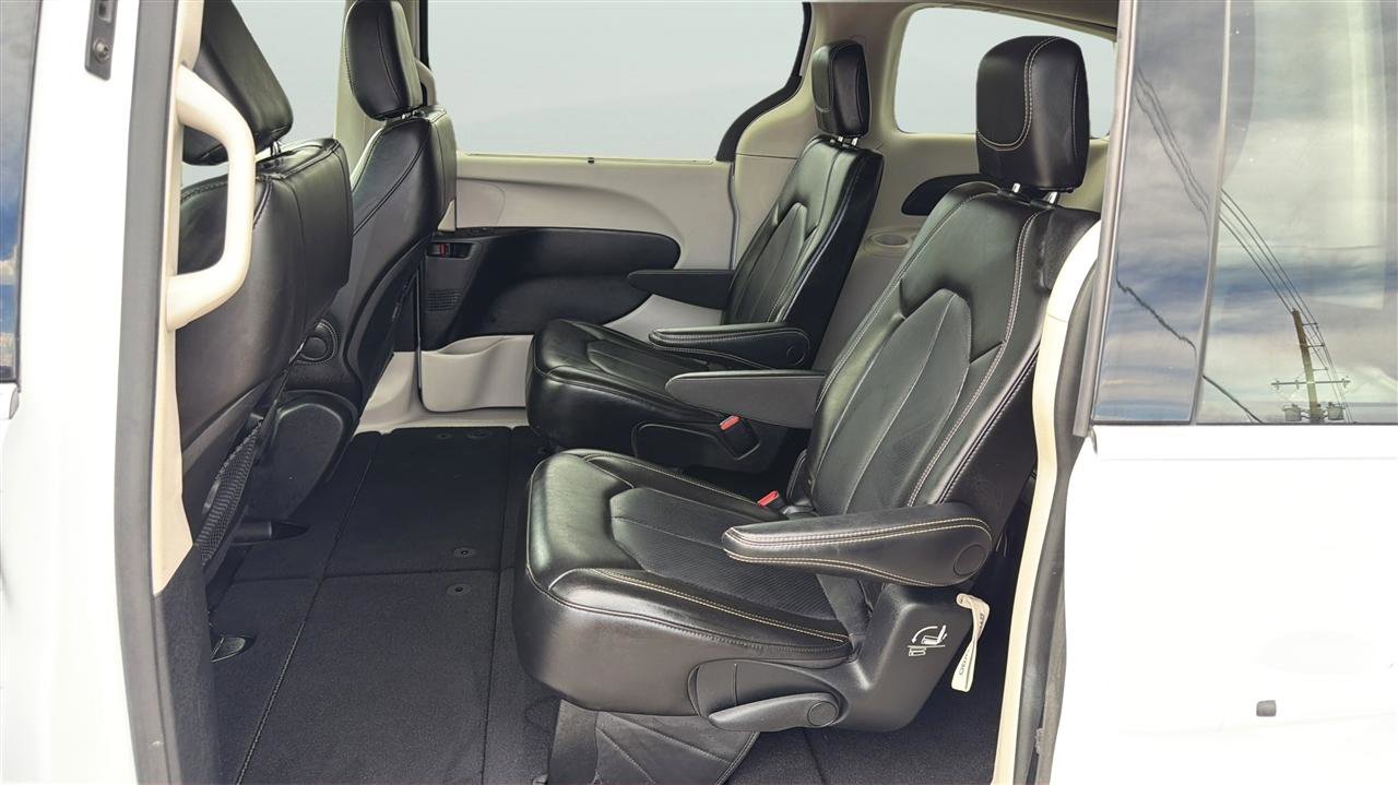 Used 2023 Chrysler Pacifica Touring-L image 16