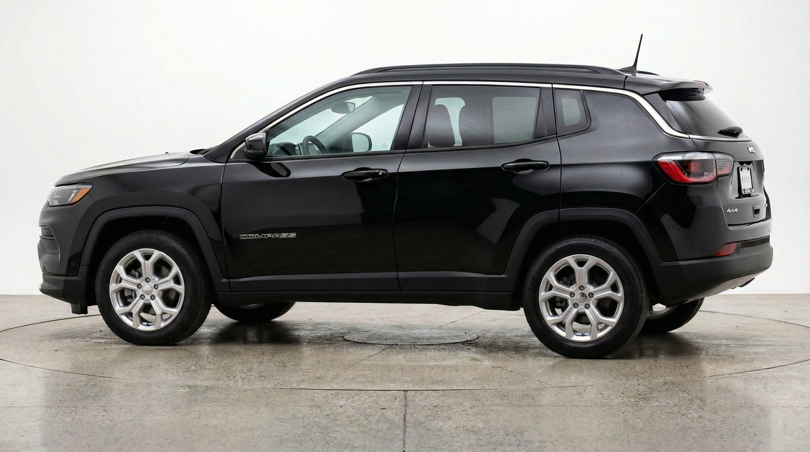 Used 2025 Jeep Compass Latitude AWD/4WD image 5