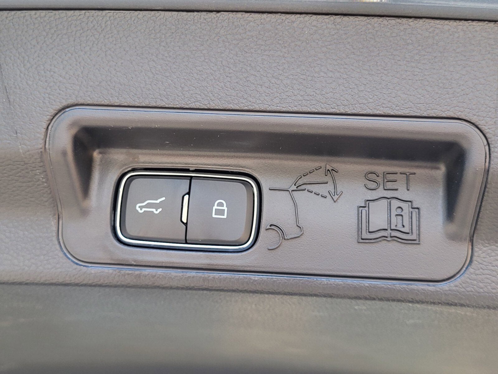 Certified 2025 Ford Explorer Active image 32