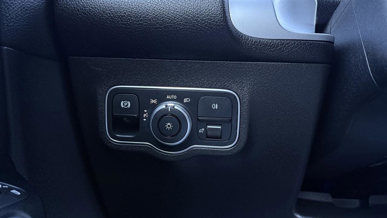 Used 2022 Mercedes-Benz EQB 300 4MATIC image 31