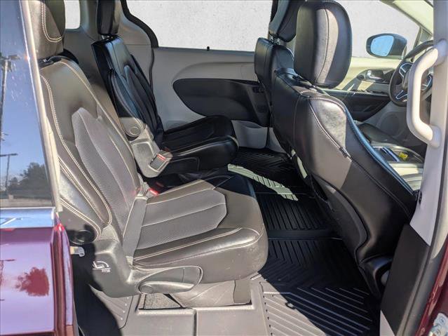 Used 2023 Chrysler Pacifica Touring-L image 17