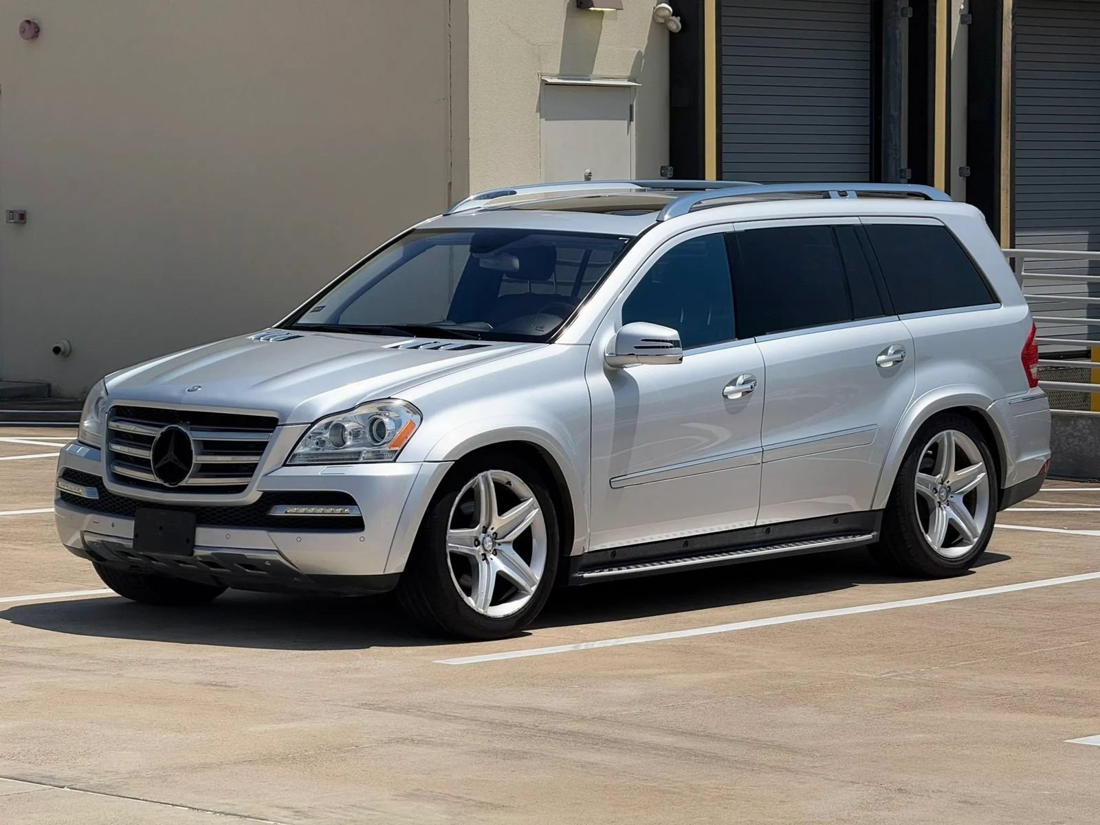 Used 2011 Mercedes-Benz GL 550 4MATIC image 3