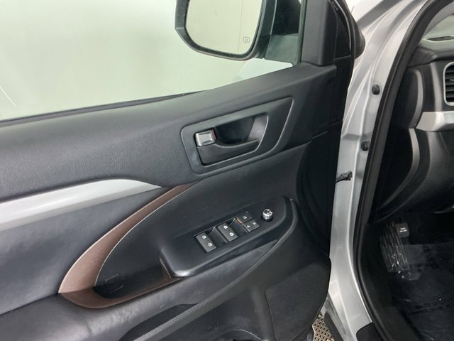 Used 2017 Toyota Highlander Plus AWD/4WD image 13