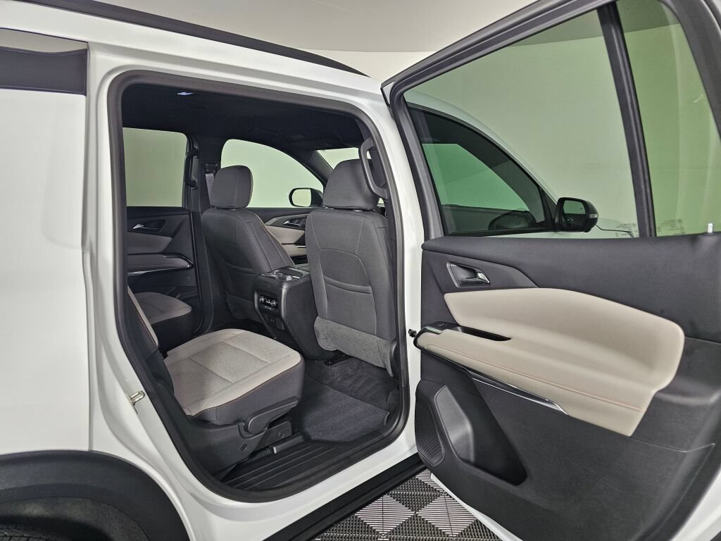 Used 2025 Chevrolet Traverse LT w/ Driver Confidence Package FWD image 35