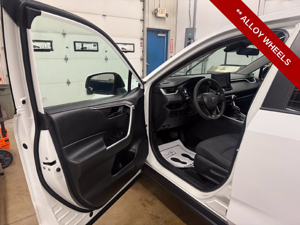 Used 2022 Toyota RAV4 LE AWD/4WD image 12