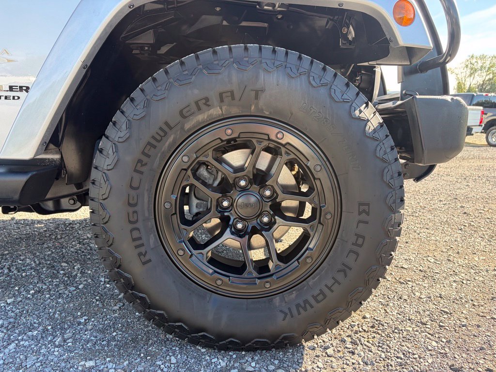 Used 2014 Jeep Wrangler Unlimited Sahara w/ Connectivity Group AWD/4WD image 24