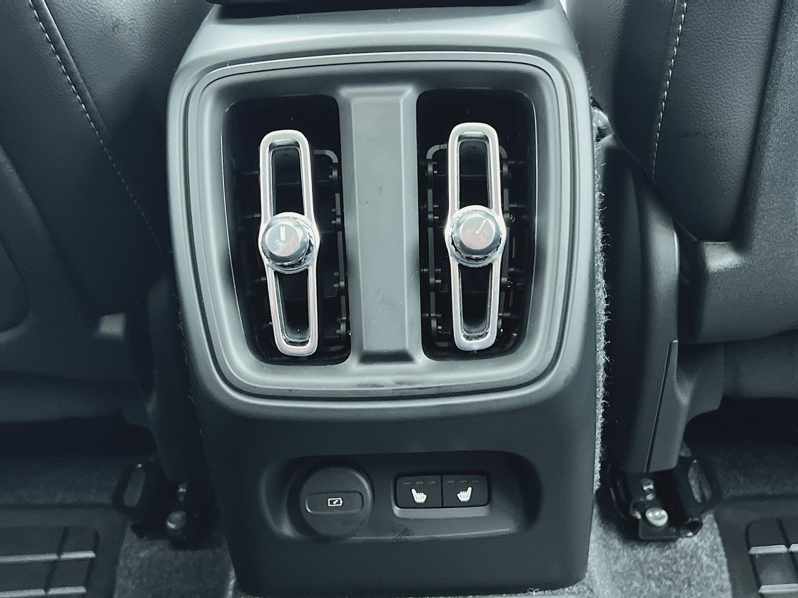 New 2026 Volvo XC40 B5 Plus w/ Protection Package Premier AWD/4WD image 31