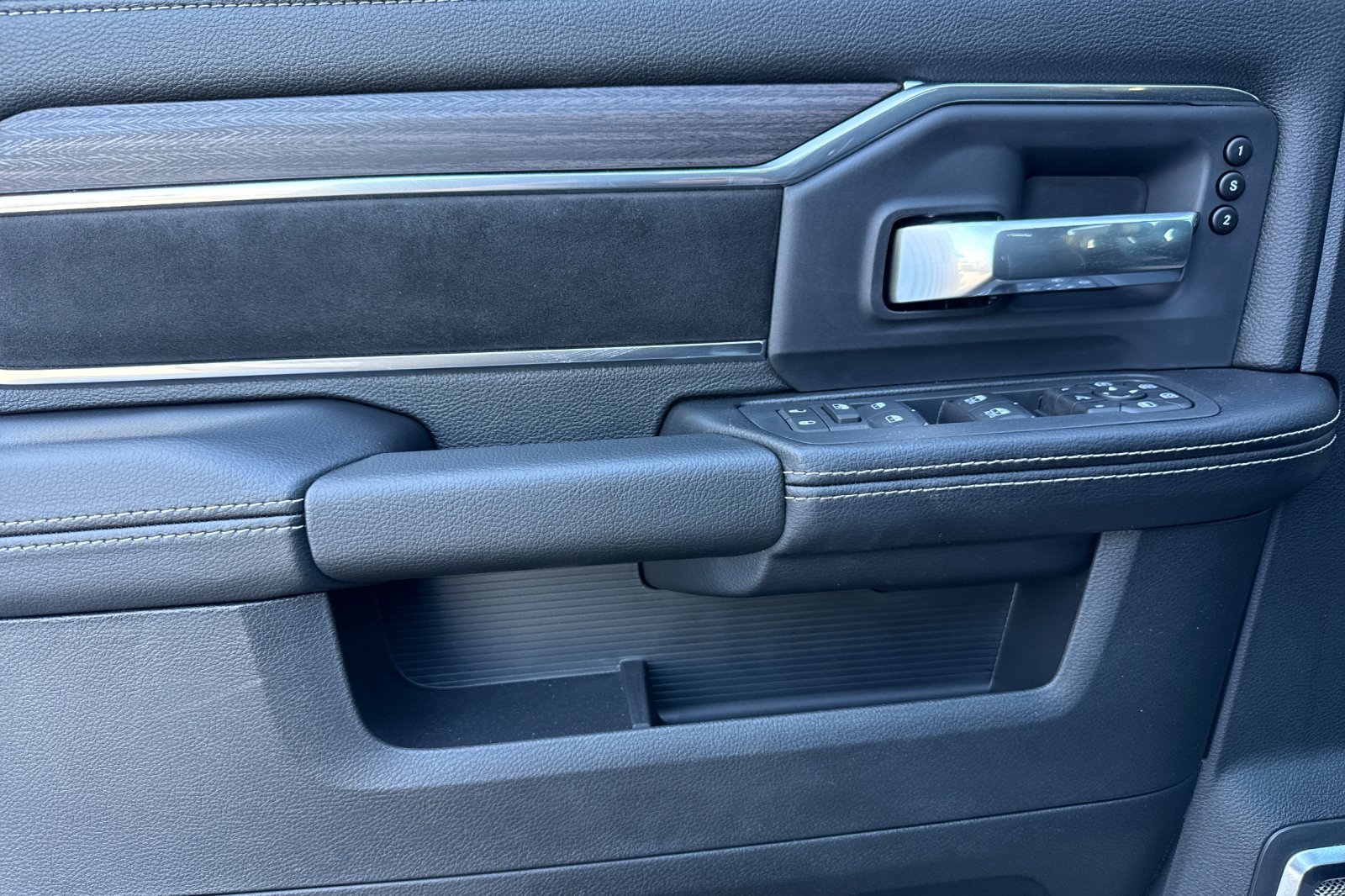 New 2026 RAM 3500 Laramie AWD/4WD image 12