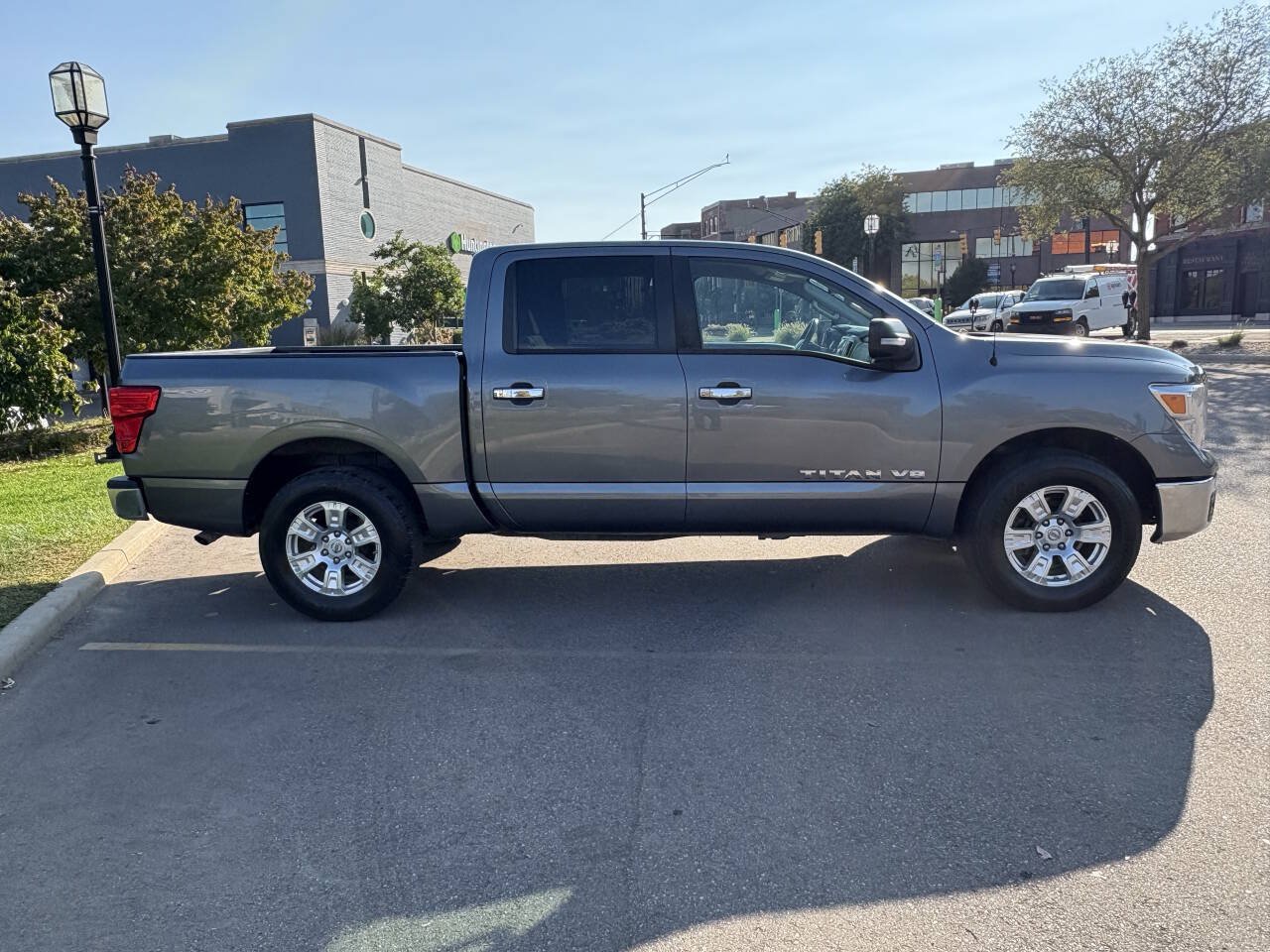 Used 2018 Nissan Titan SV AWD/4WD image 8