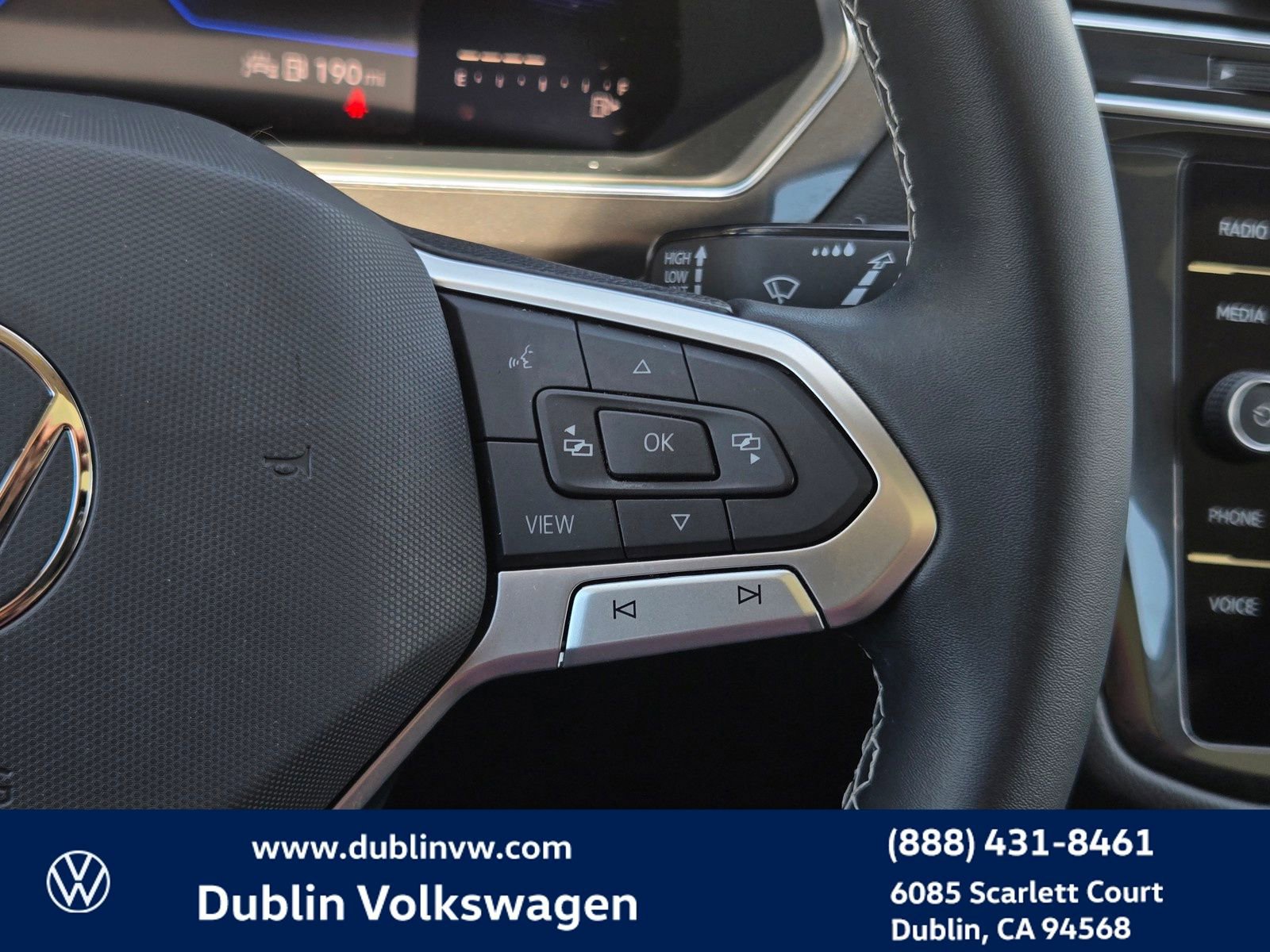 Used 2023 Volkswagen Tiguan SE w/ Panoramic Sunroof Package FWD image 22