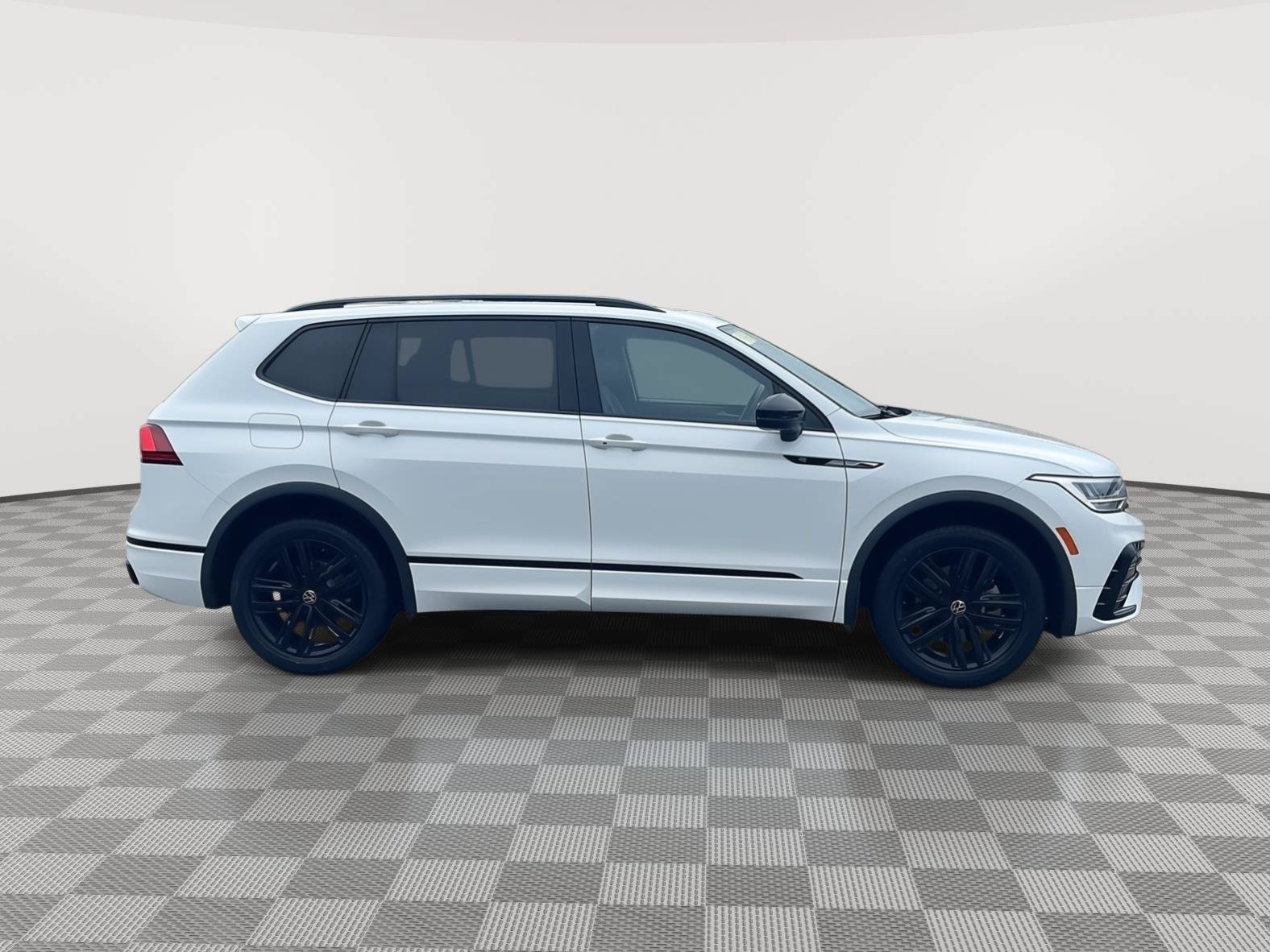 Used 2022 Volkswagen Tiguan SE R-Line AWD/4WD image 5
