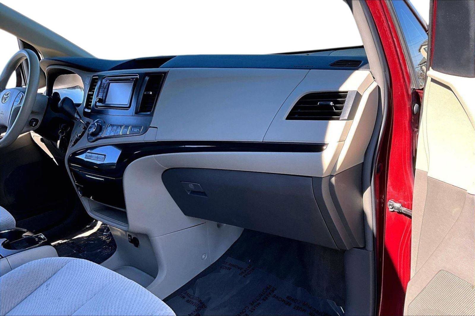 Used 2013 Toyota Sienna LE w/ Towing Pkg image 15