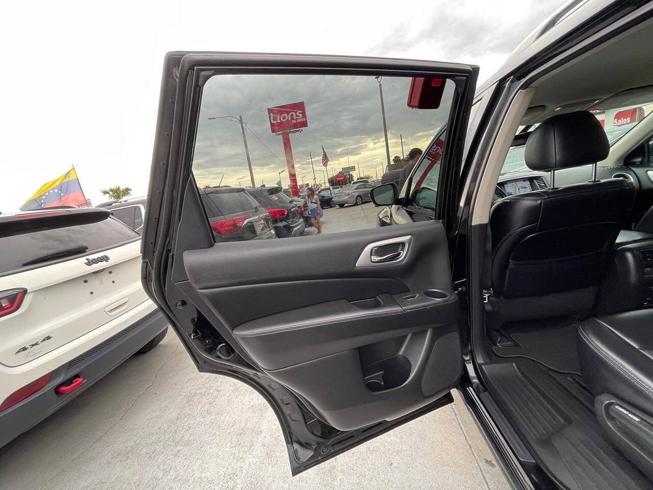 Used 2019 Nissan Pathfinder SL AWD/4WD image 12