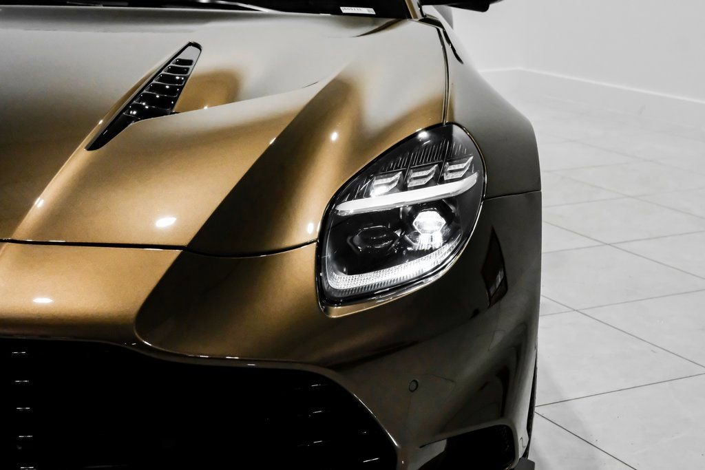 Used 2025 Aston Martin Vanquish RWD image 33