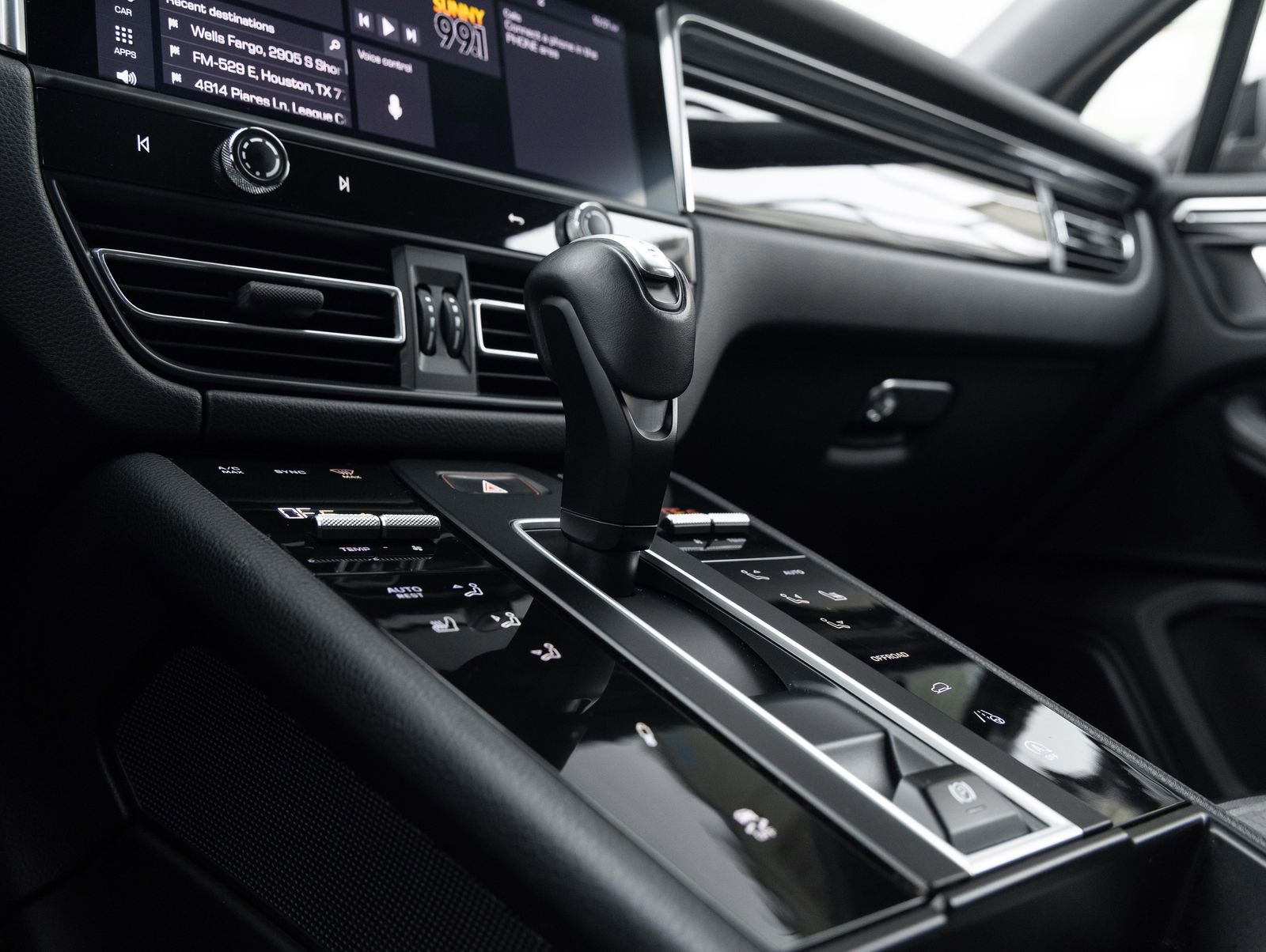 Certified 2023 Porsche Macan Turbo AWD/4WD image 26