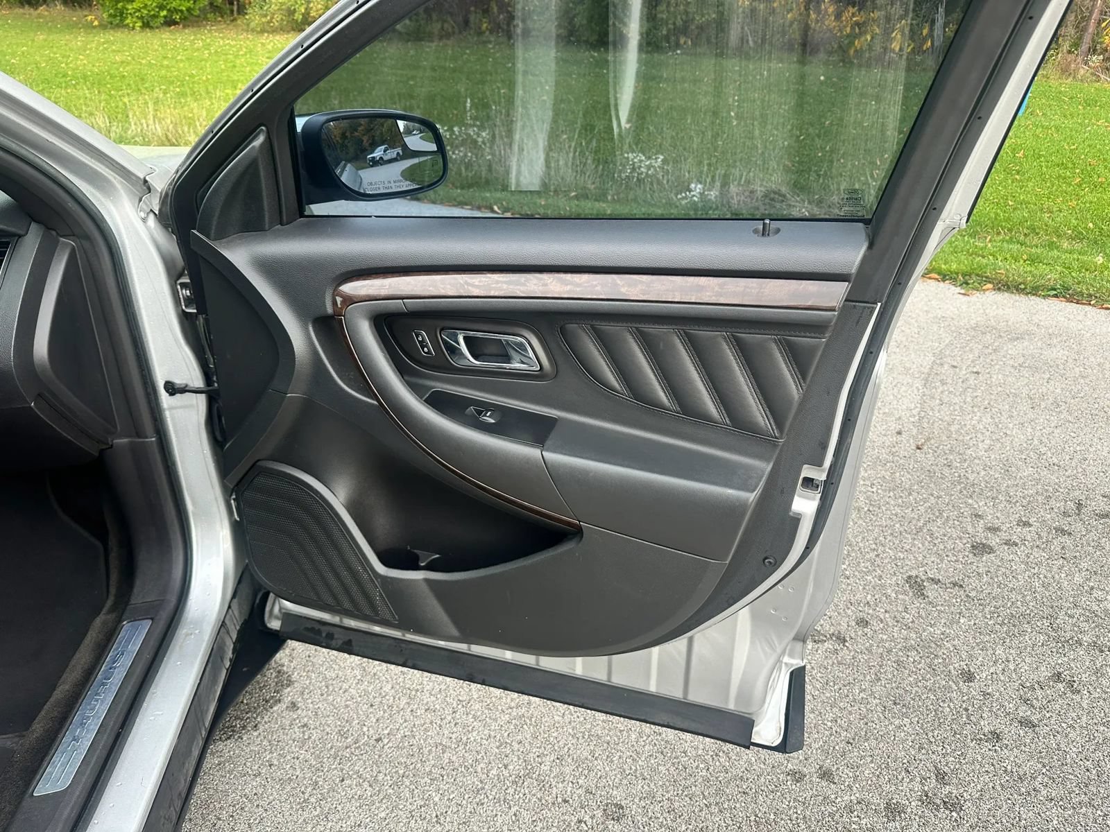 Used 2015 Ford Taurus Limited FWD image 18