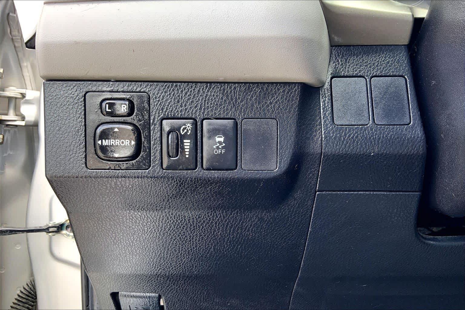 Used 2015 Toyota RAV4 LE FWD image 33
