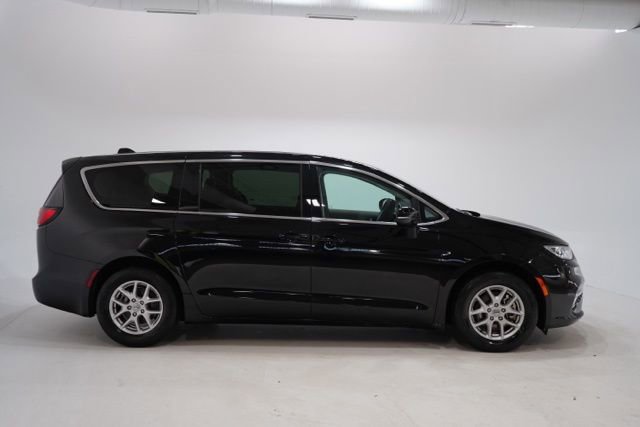 Used 2024 Chrysler Pacifica Touring-L image 9