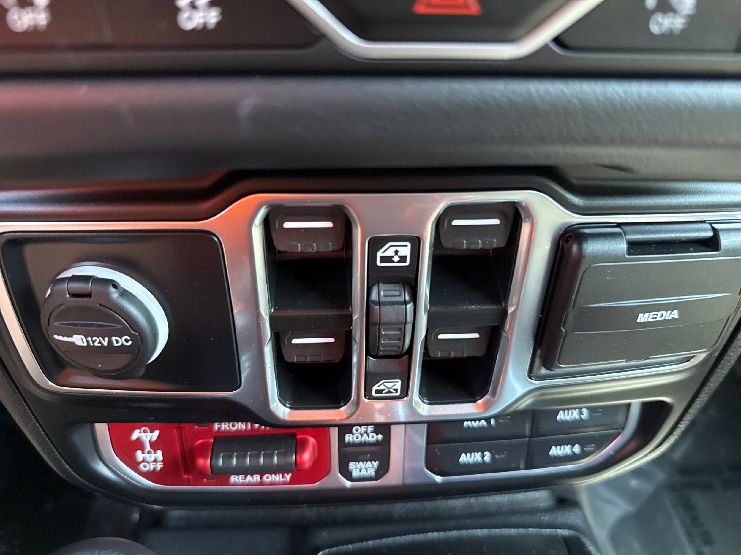Used 2024 Jeep Wrangler Unlimited Rubicon w/ Technology Group AWD/4WD image 30