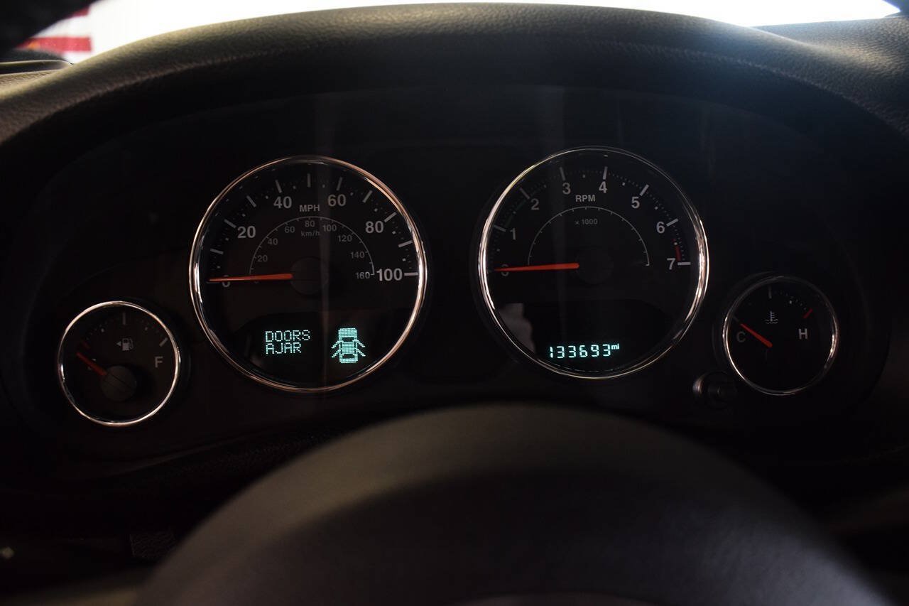 Used 2015 Jeep Wrangler Unlimited Sahara w/ Dual Top Group AWD/4WD image 52