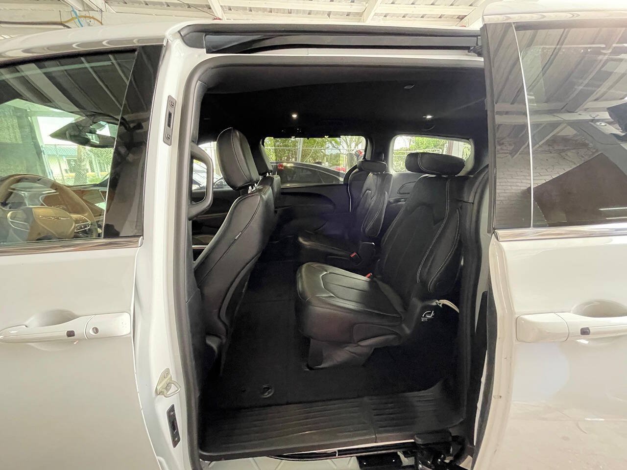Used 2025 Chrysler Pacifica Select FWD image 7