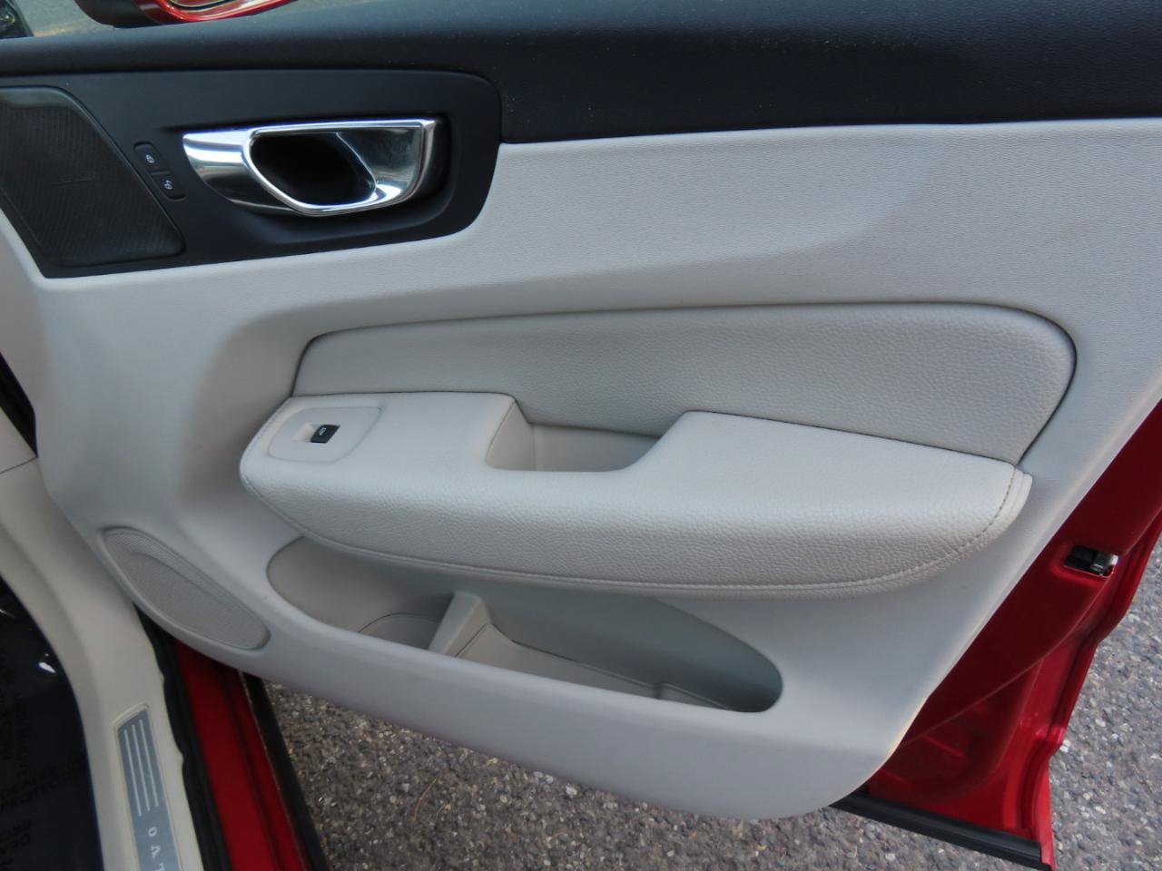 Used 2019 Volvo XC60 T6 Momentum w/ Multimedia Package AWD/4WD image 18
