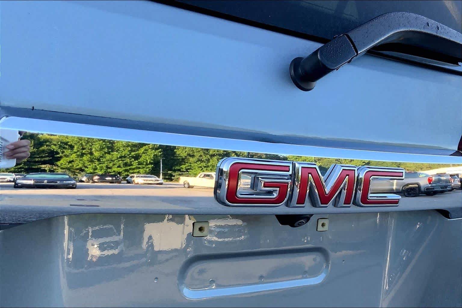 Used 2023 GMC Acadia SLE w/ Driver Convenience Package FWD image 10