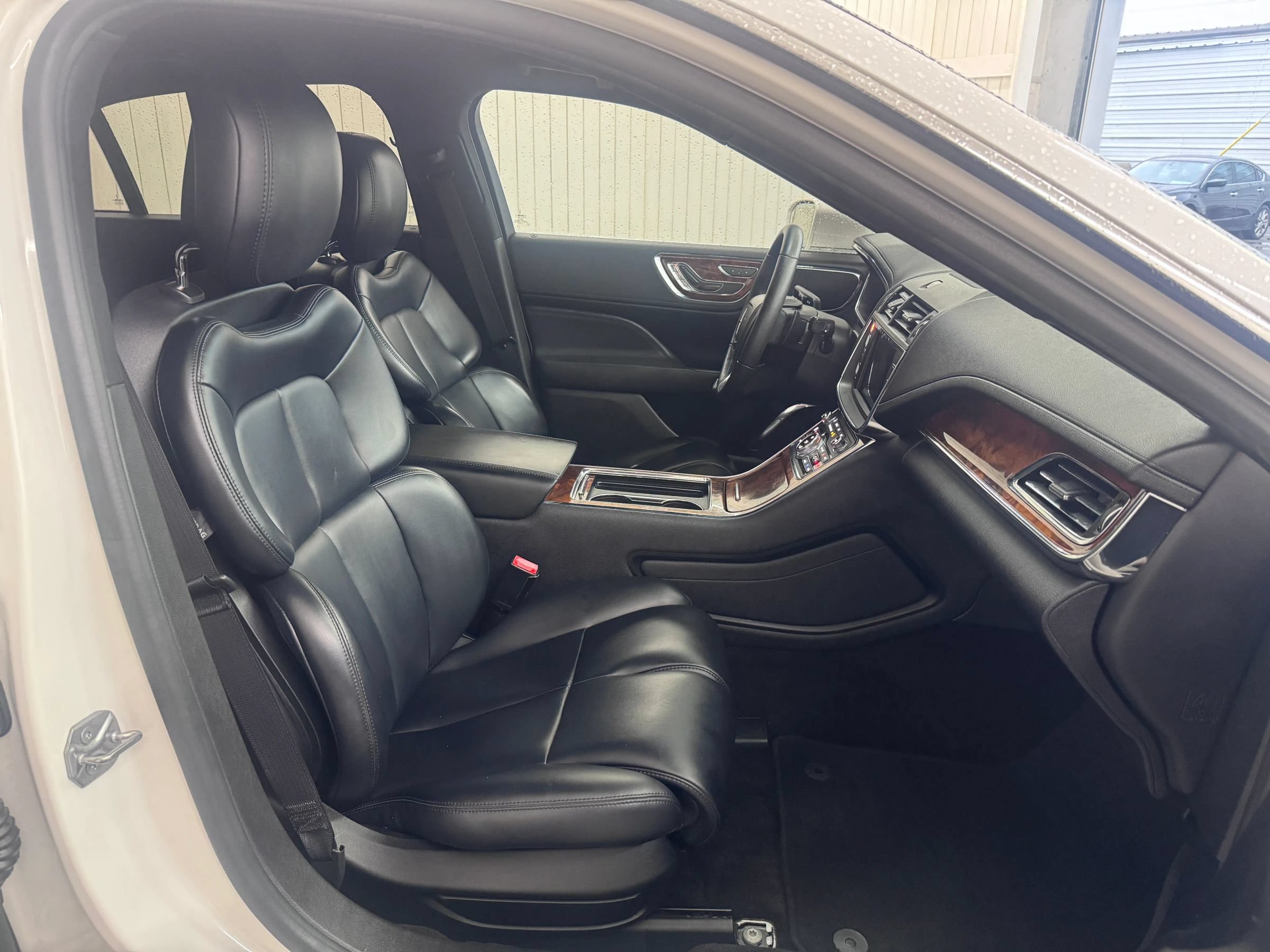 Used 2017 Lincoln Continental Premiere FWD image 10