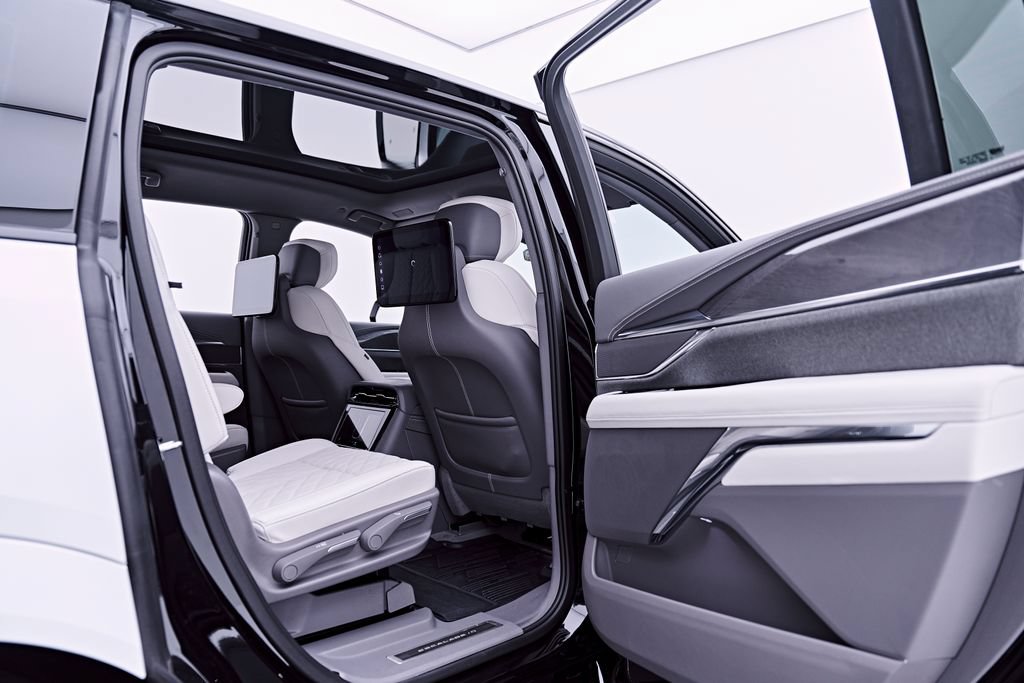 Used 2026 Cadillac Escalade IQ Sport 1 w/ LPO, Etrunk Organizer Package AWD/4WD image 42