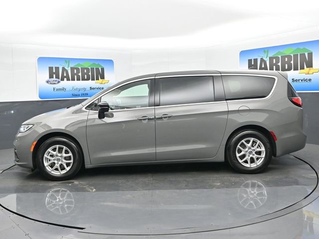 Used 2025 Chrysler Pacifica Select image 2