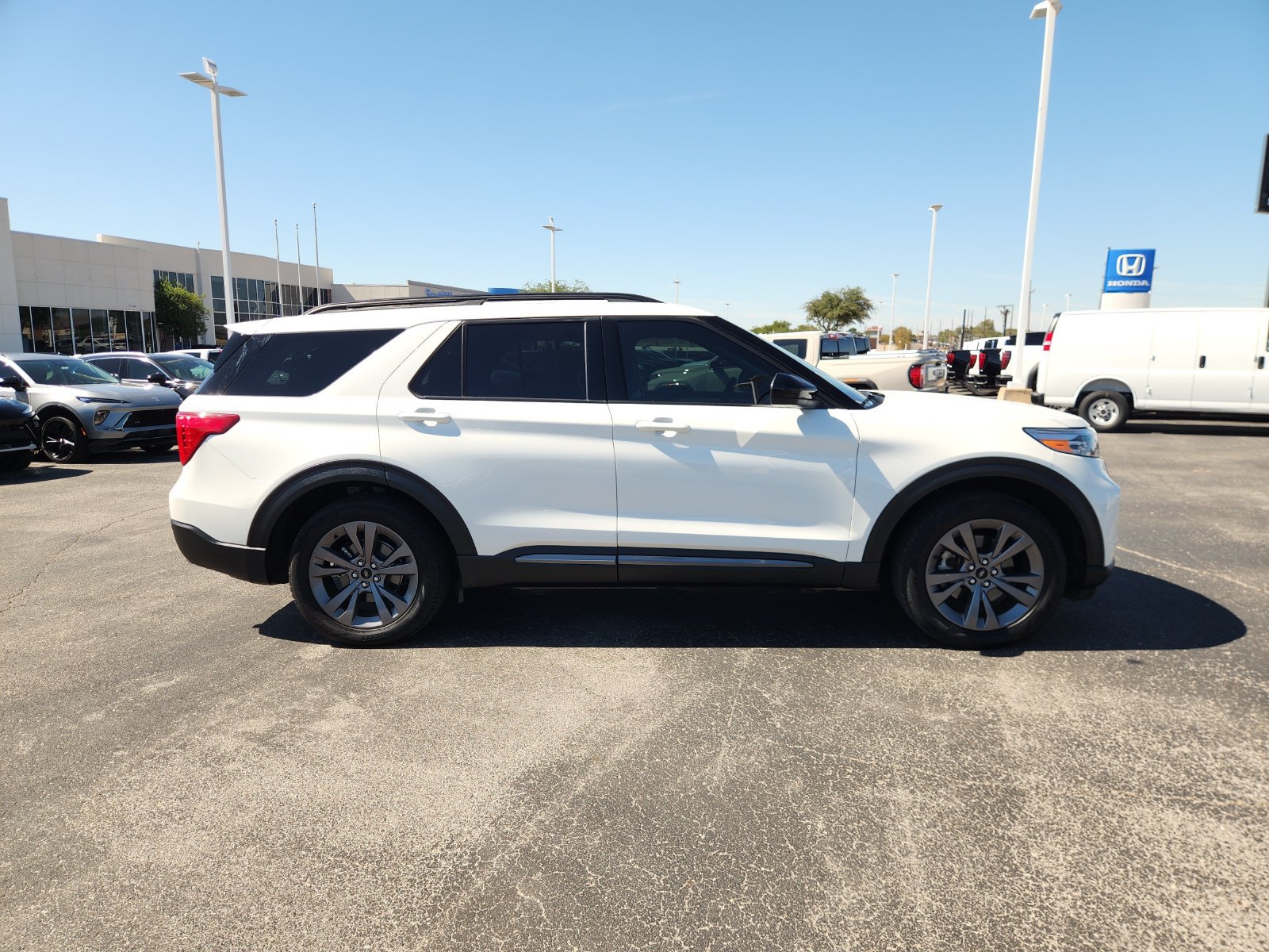 Used 2022 Ford Explorer XLT w/ Equipment Group 202A RWD image 7