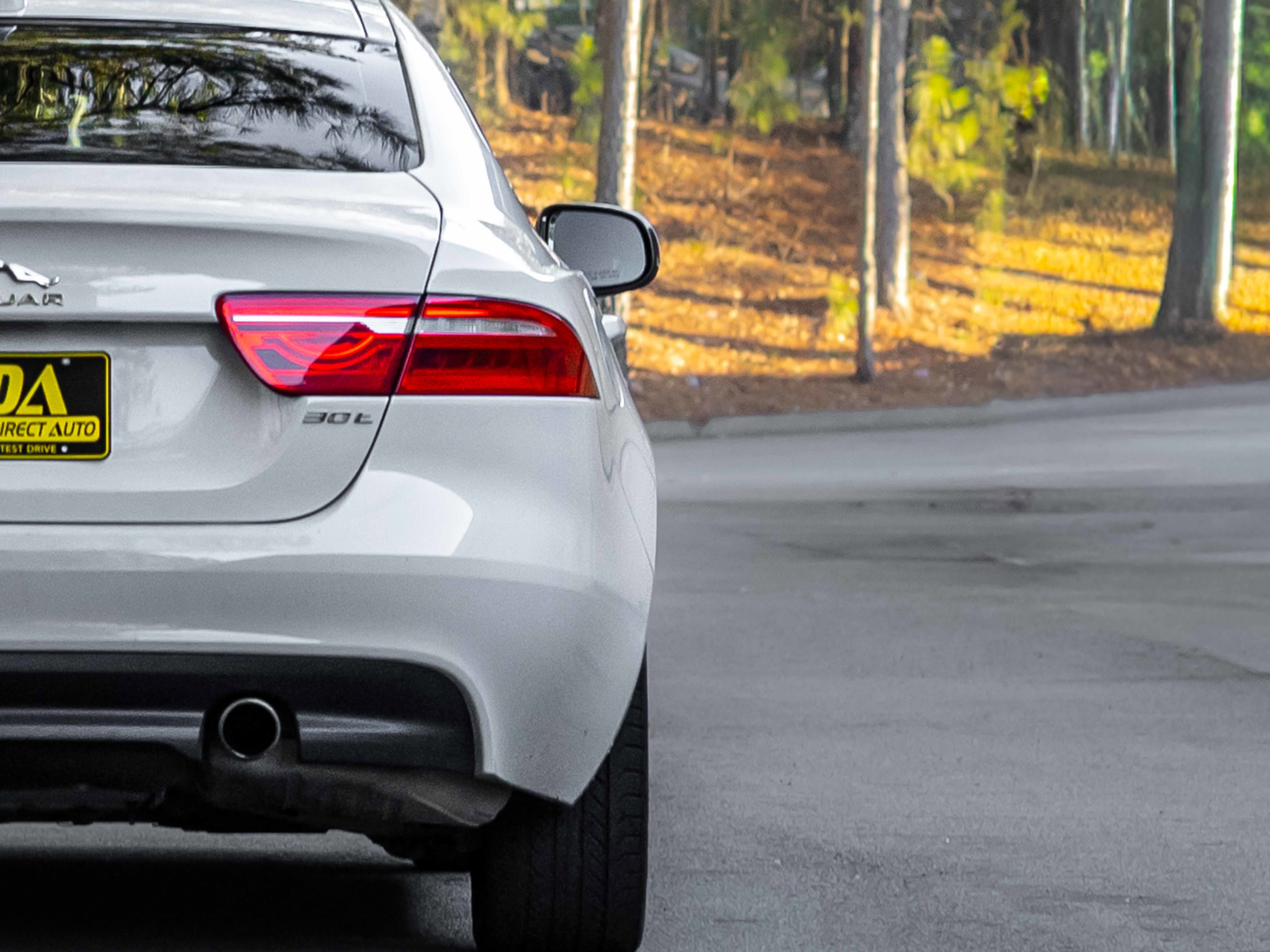Used 2019 Jaguar XE Premium image 40