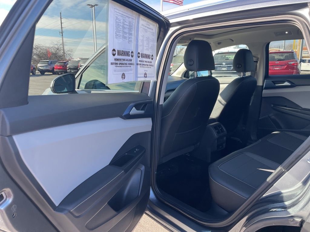 Used 2024 Volkswagen Taos SE image 28