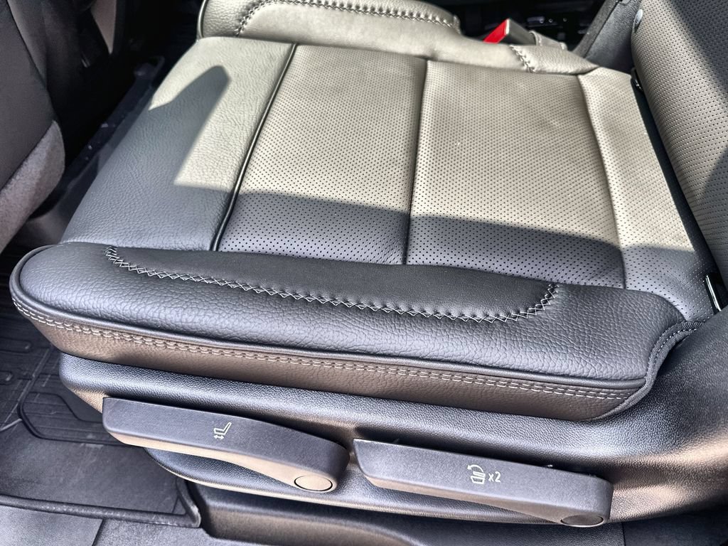 New 2026 GMC Yukon Denali w/ Denali Reserve Package AWD/4WD image 17