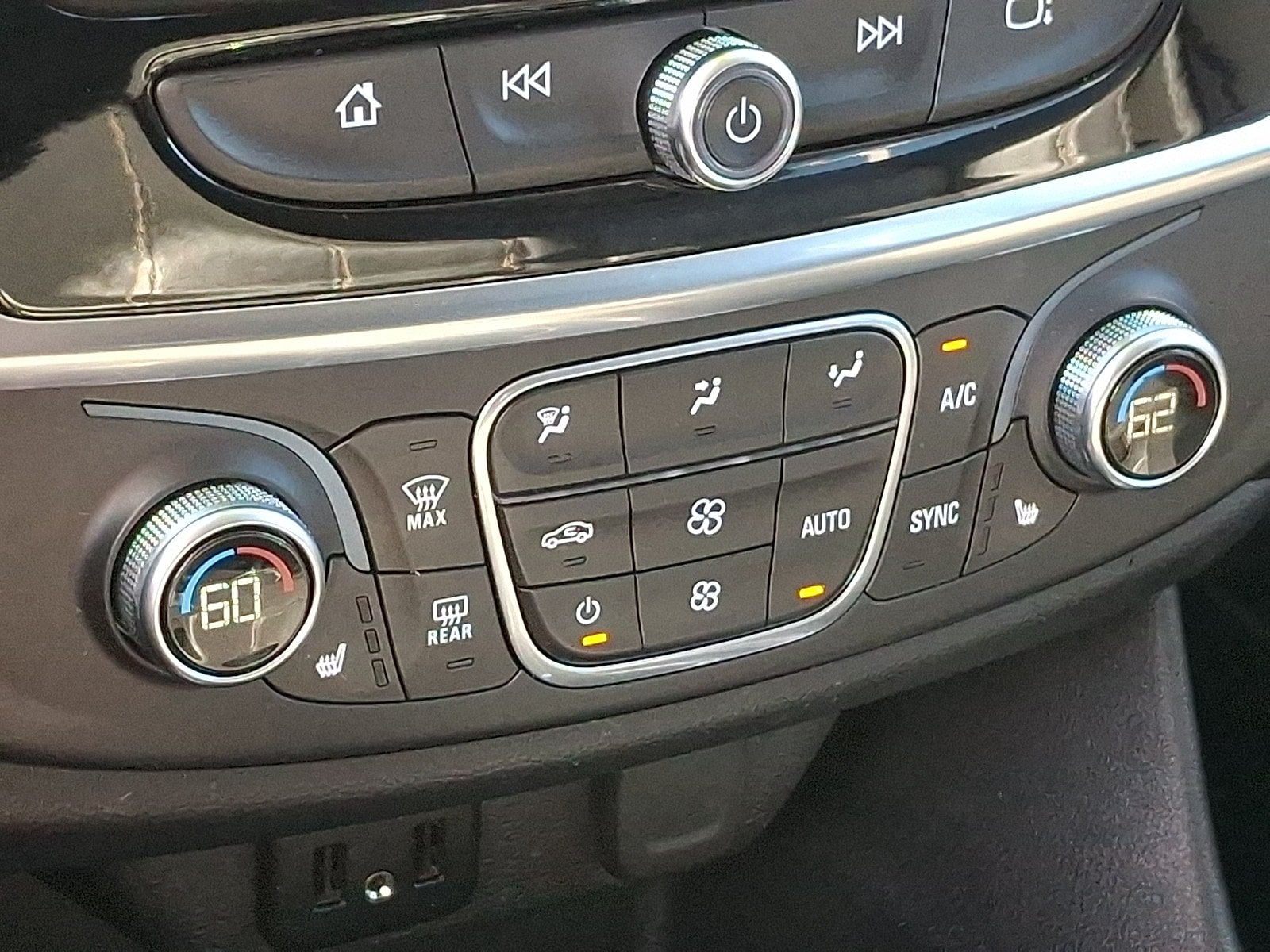 Used 2019 Chevrolet Traverse LT w/ LT Premium Package AWD/4WD image 16