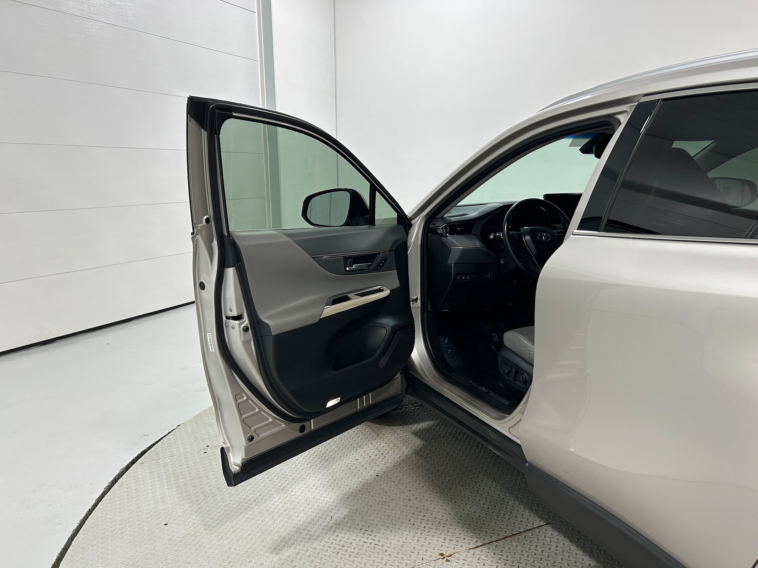 Used 2022 Toyota Venza XLE AWD/4WD image 23