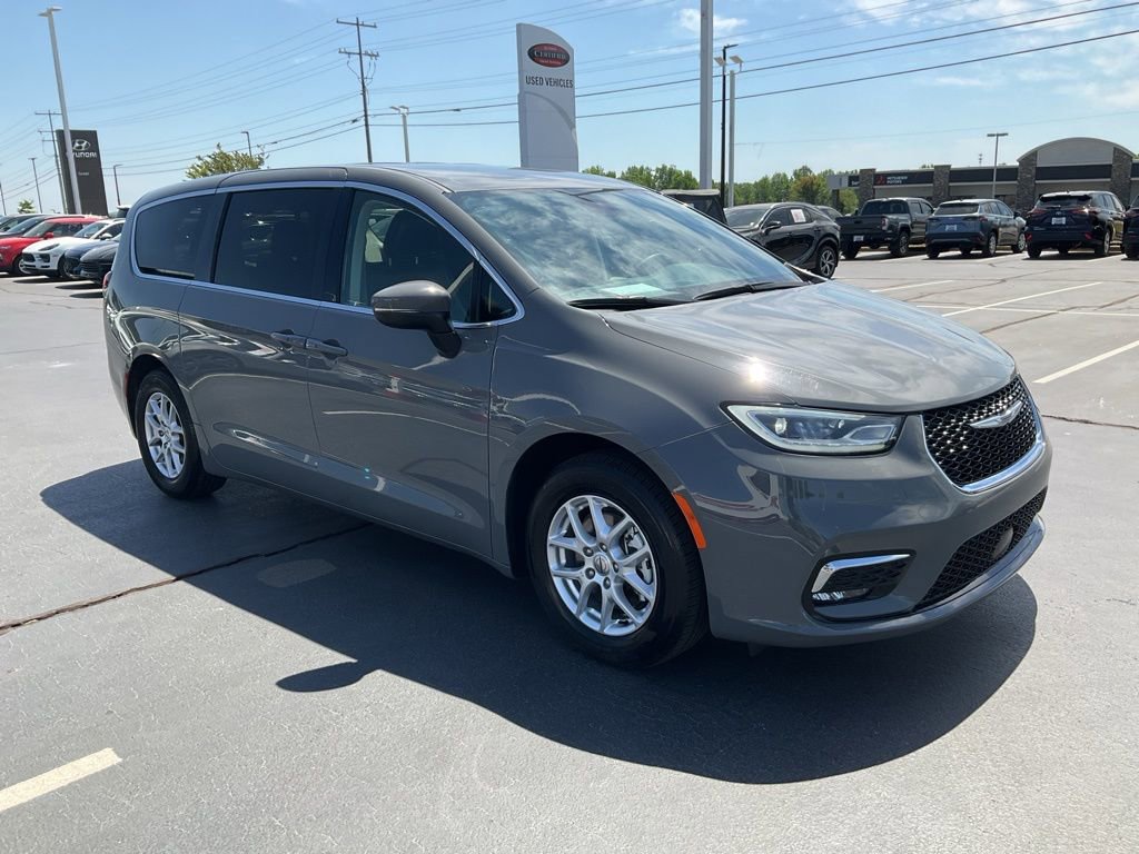 Used 2023 Chrysler Pacifica Touring-L image 20