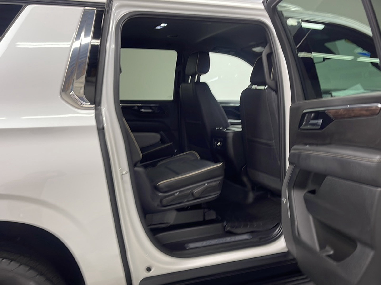 Used 2025 Chevrolet Suburban Premier AWD/4WD image 20