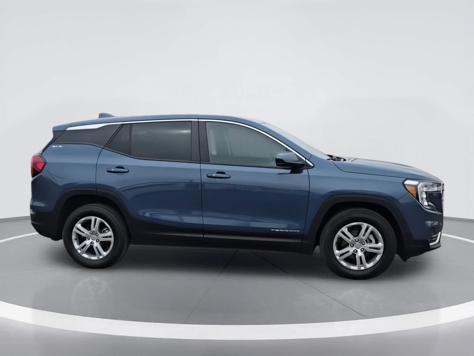 Used 2024 GMC Terrain SLE AWD/4WD image 9