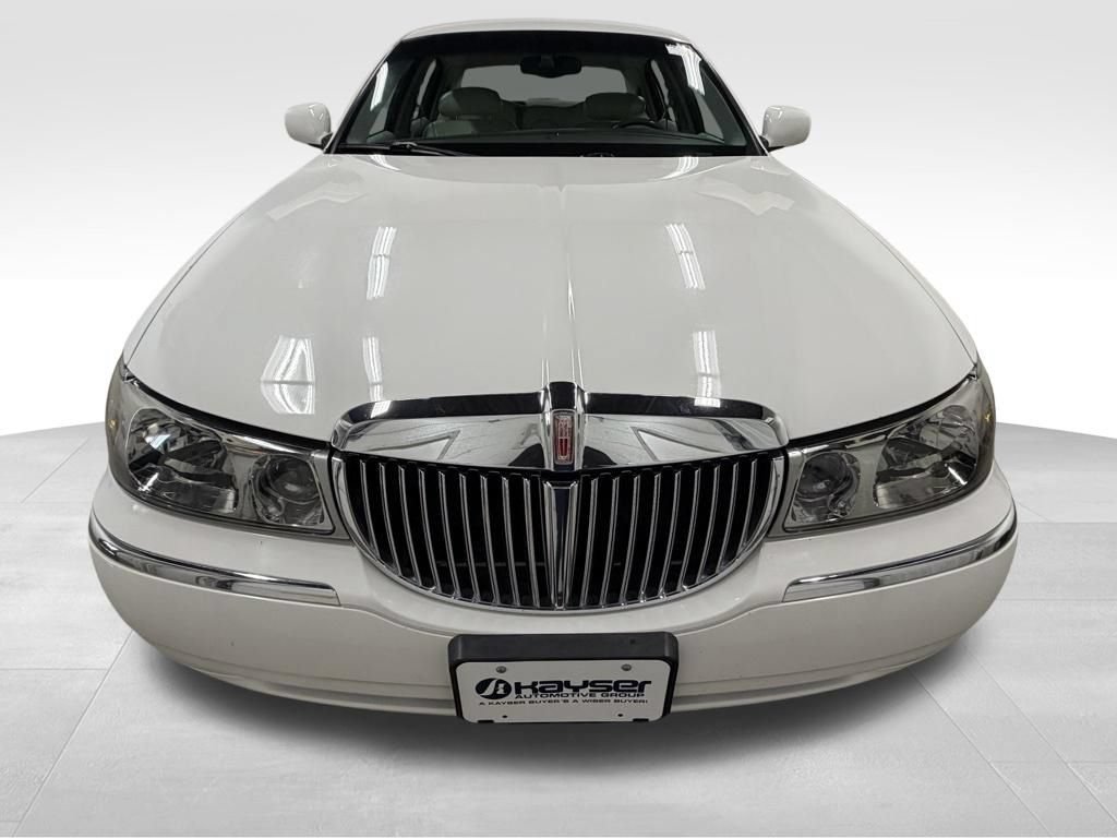 Used 2000 Lincoln Town Car Executive RWD image 4