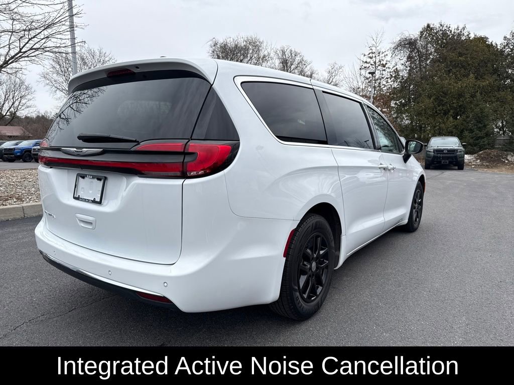 Used 2024 Chrysler Pacifica Touring-L FWD image 9