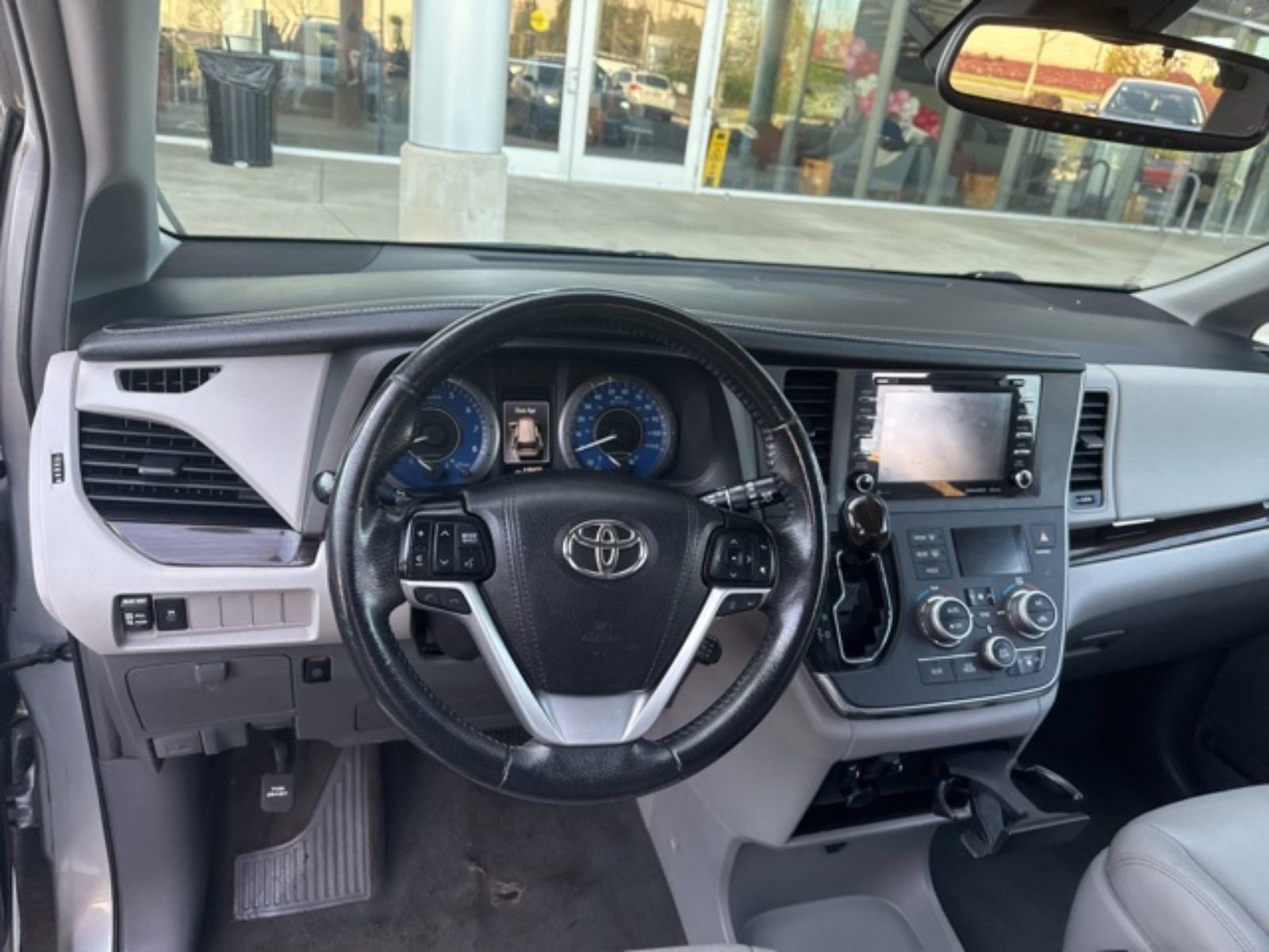 Used 2019 Toyota Sienna XLE image 9