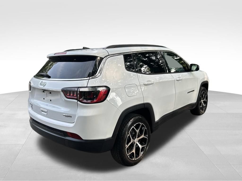 Used 2024 Jeep Compass Latitude AWD/4WD image 5