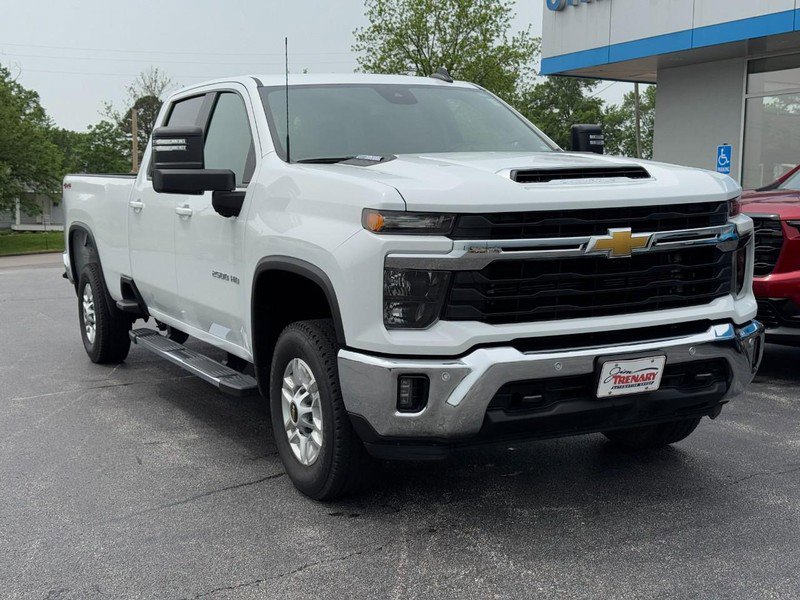 Used 2025 Chevrolet Silverado 2500 LT w/ Safety Package AWD/4WD image 2