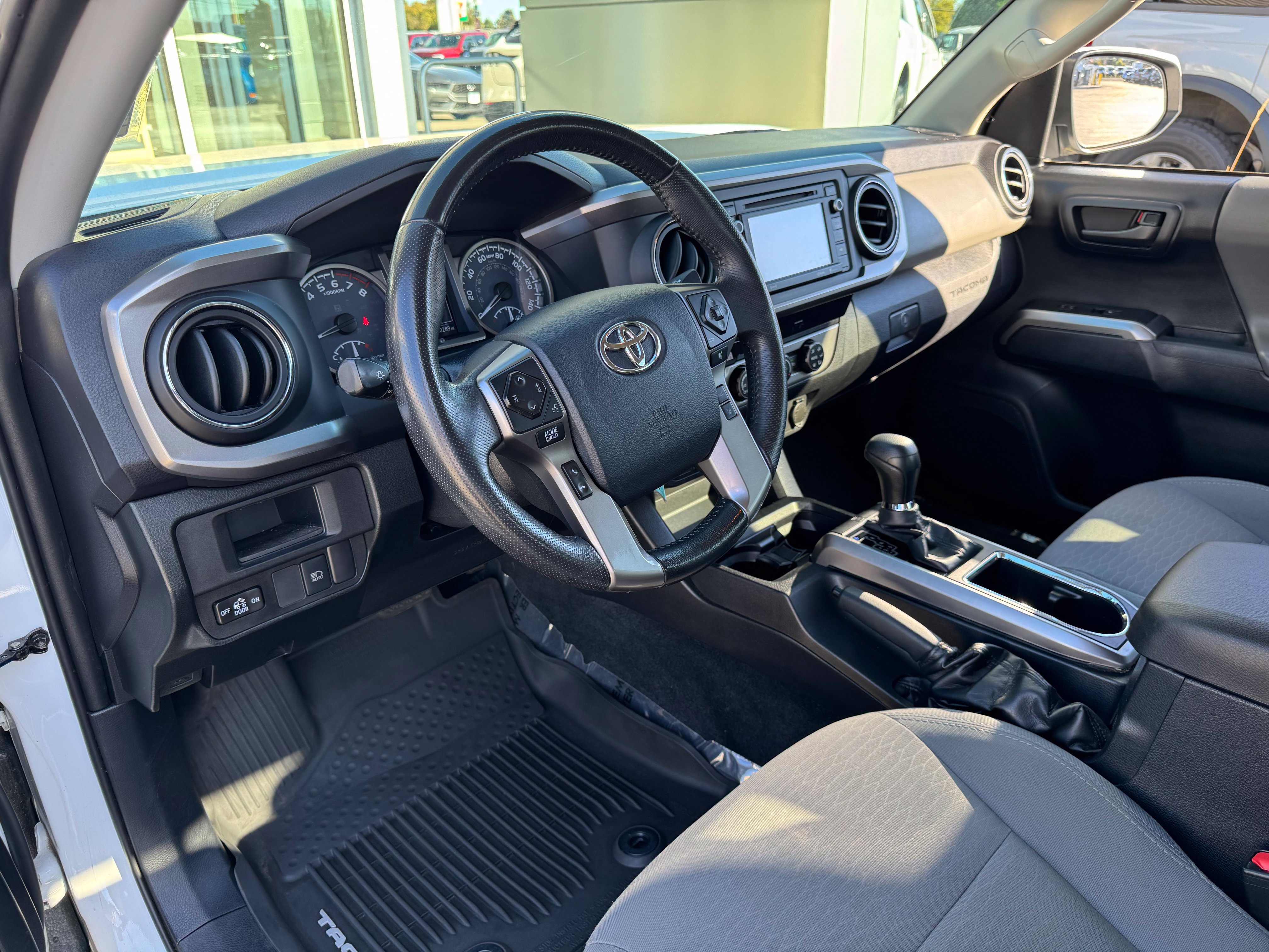 Used 2019 Toyota Tacoma SR5 AWD/4WD image 17