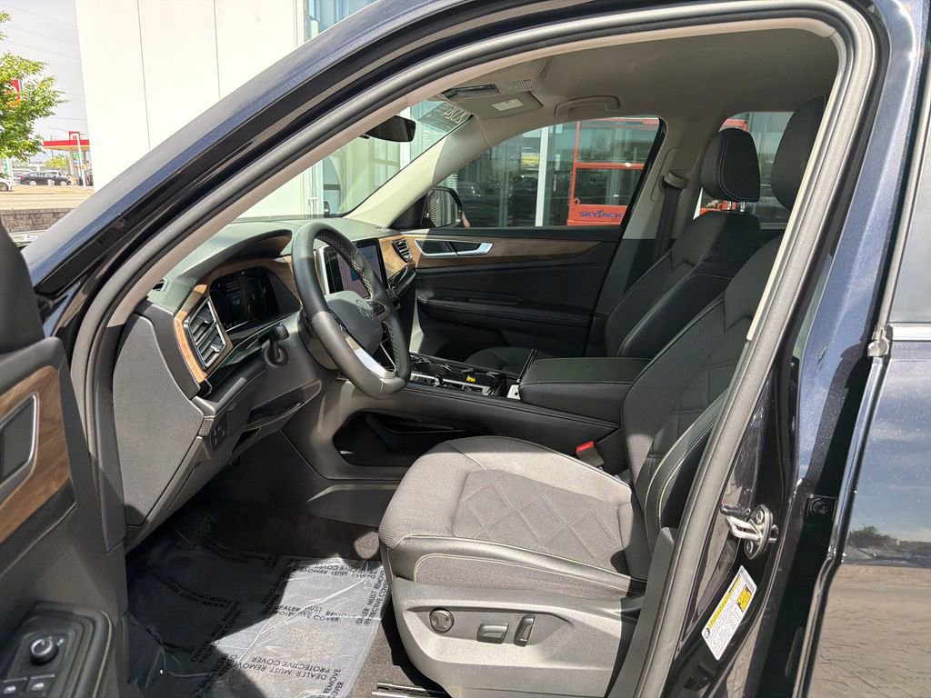 Certified 2024 Volkswagen Atlas SE w/ Black Wheel Package AWD/4WD image 11