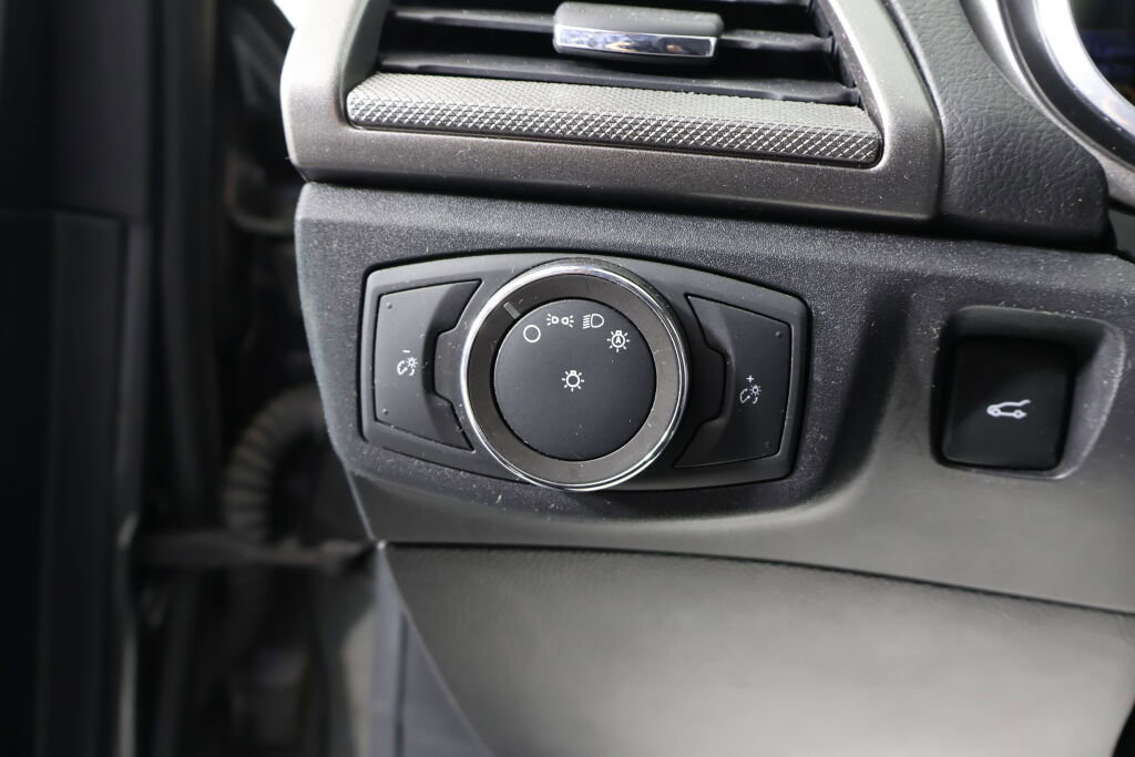 Used 2020 Ford Fusion SE image 34
