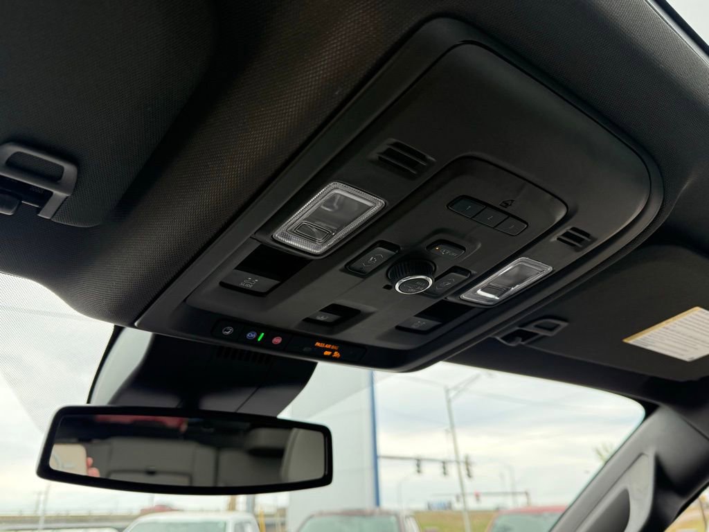 Used 2023 GMC Yukon SLT w/ SLT Premium Package image 18