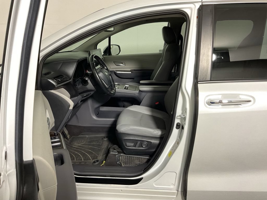 Used 2022 Toyota Sienna XLE FWD image 21